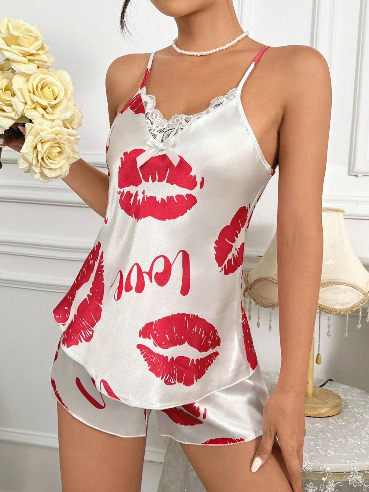 Pijama blanca estampado labios letra love